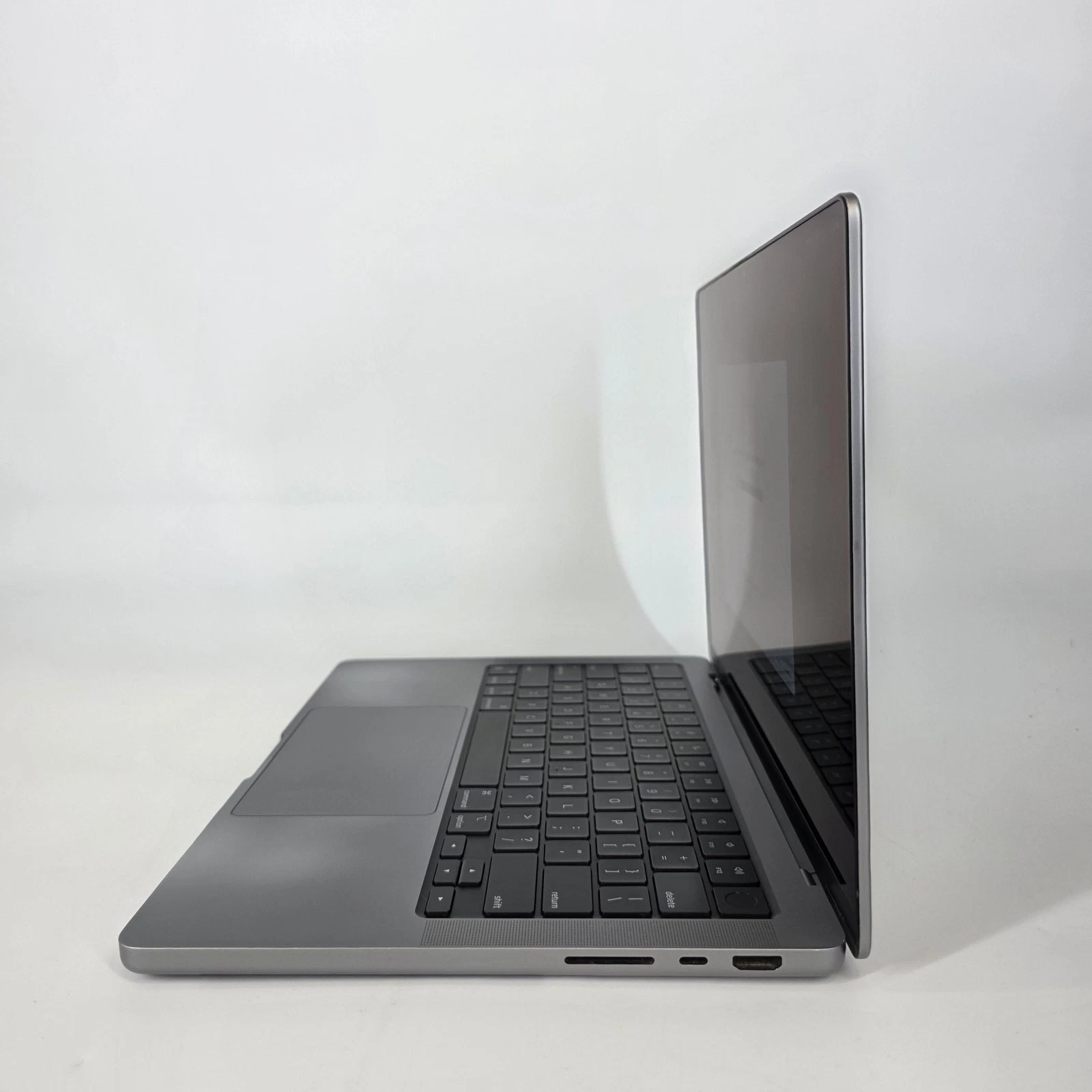 Apple MacBook Pro 2023 M2 Pro 10CPU 16GPU 16GB RAM 512GB SSD 14.2'' con Detalle Mínimo (Reacondicionado) - Image 6